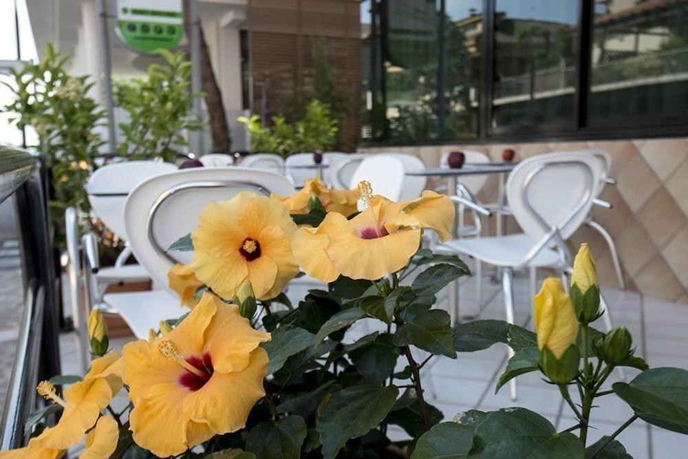 Hotel Scarlet Римини Екстериор снимка