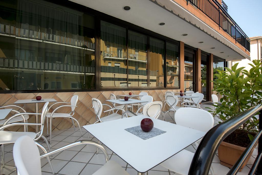 Hotel Scarlet Римини Екстериор снимка