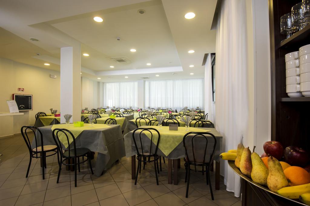 Hotel Scarlet Римини Екстериор снимка