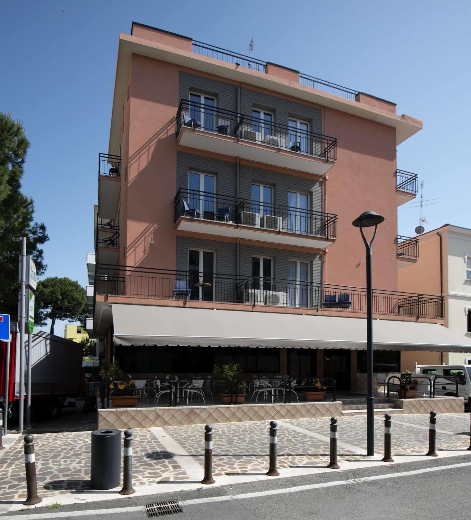 Hotel Scarlet Римини Екстериор снимка