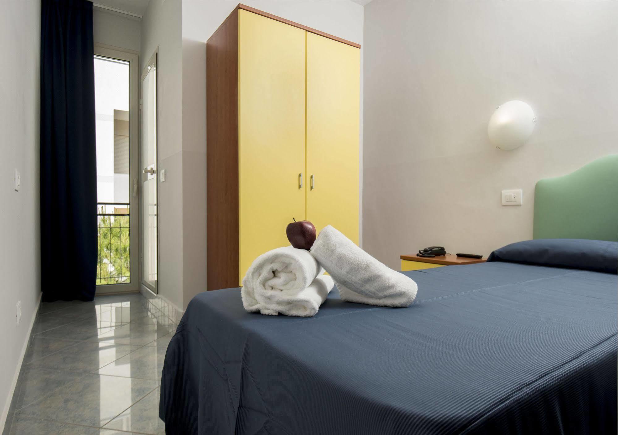 Hotel Scarlet Римини Екстериор снимка