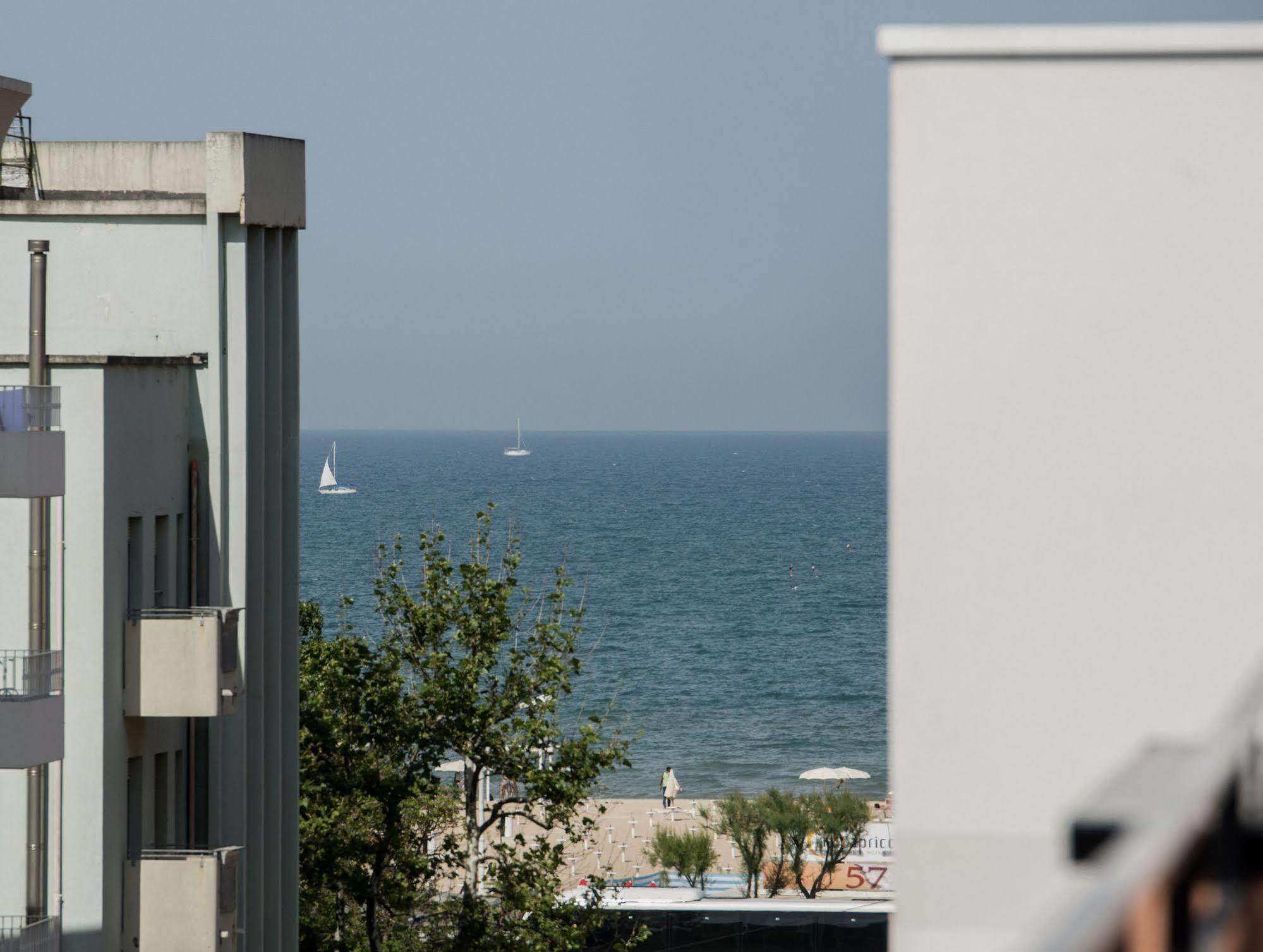 Hotel Scarlet Римини Екстериор снимка