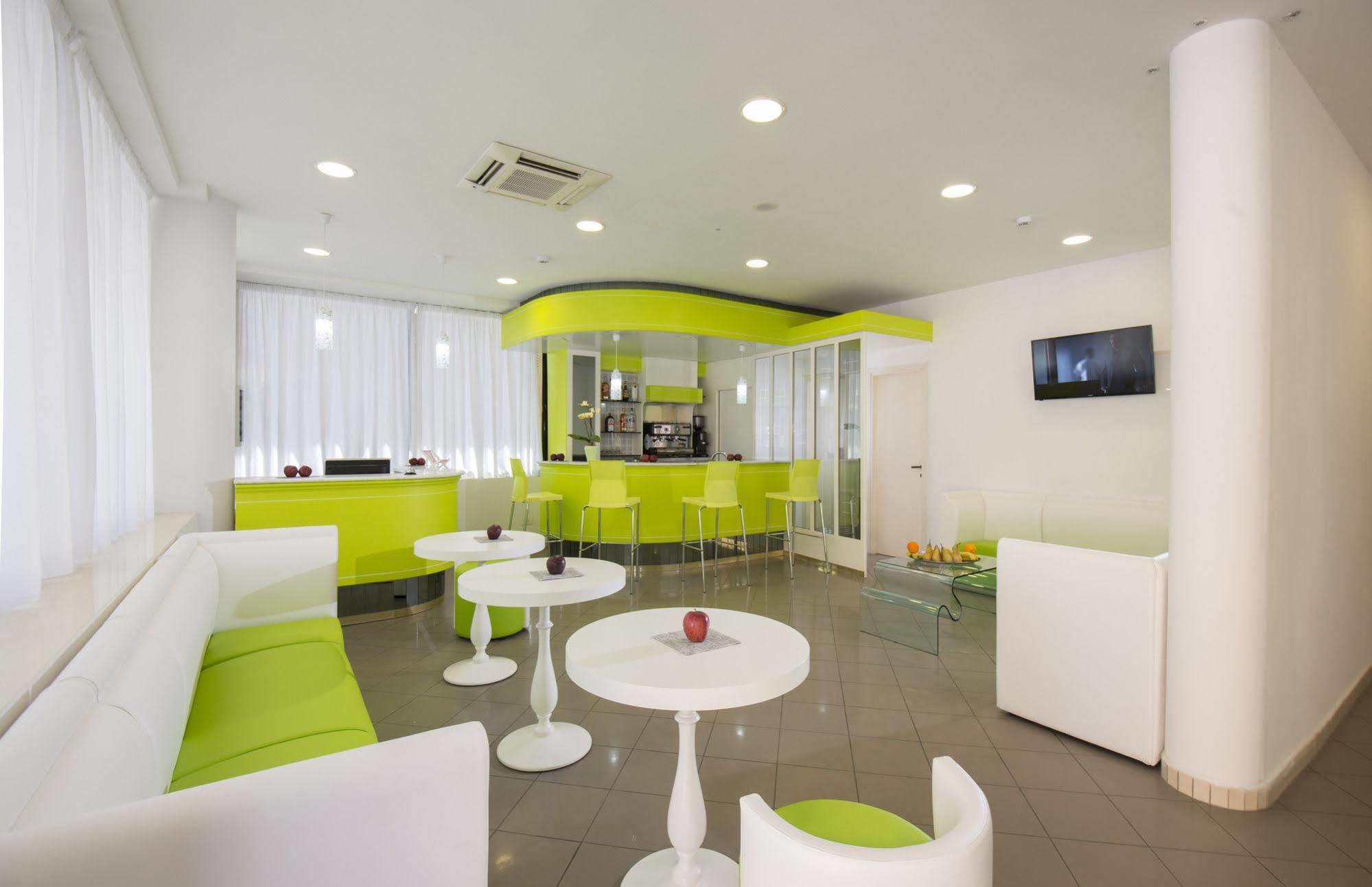 Hotel Scarlet Римини Екстериор снимка